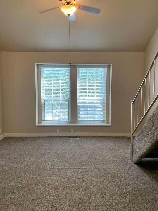 Building Photo - 2 Bed 1.5 Bath End Unit Townhome!