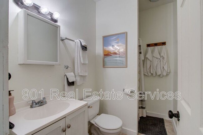 Building Photo - 1954 Manila Ave