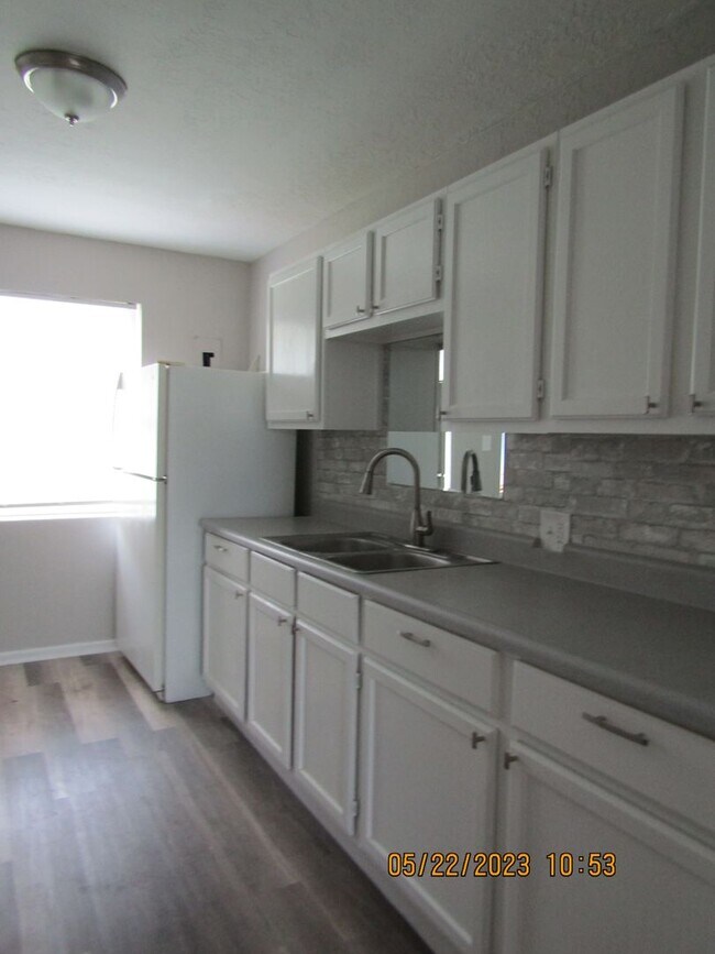 Building Photo - Very Nice Remodeled Duplex Home! No Pet Home!