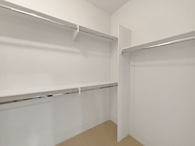 Building Photo - Stunning 3B/3.5BA Townhouse in Mission Val...