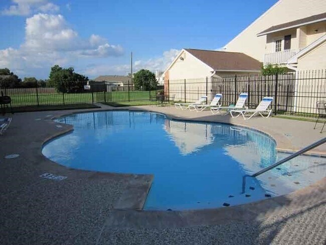 Building Photo - 14020 Schroeder Rd