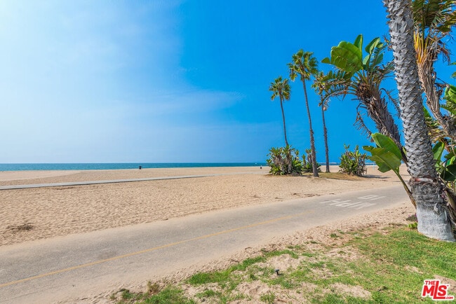Building Photo - 7301 Vista Del Mar