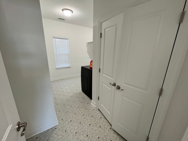 Building Photo - 4 Bedroom, 3.5 Bath Condo in Coveted Spenc...