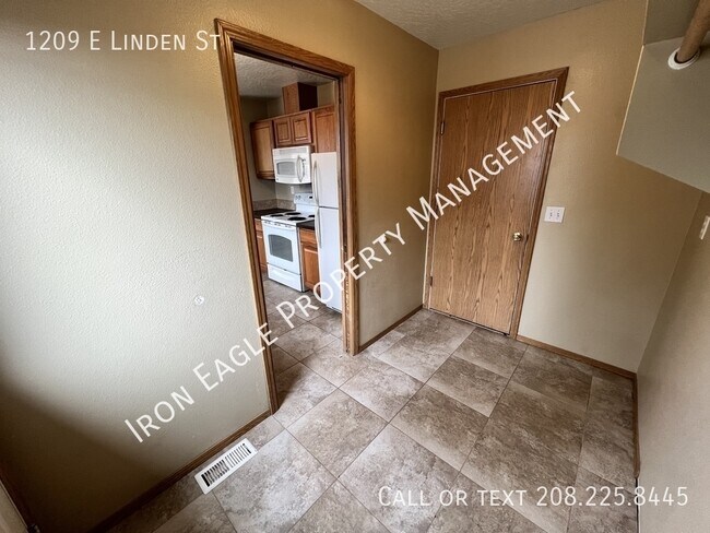 Building Photo - 1209 E Linden St