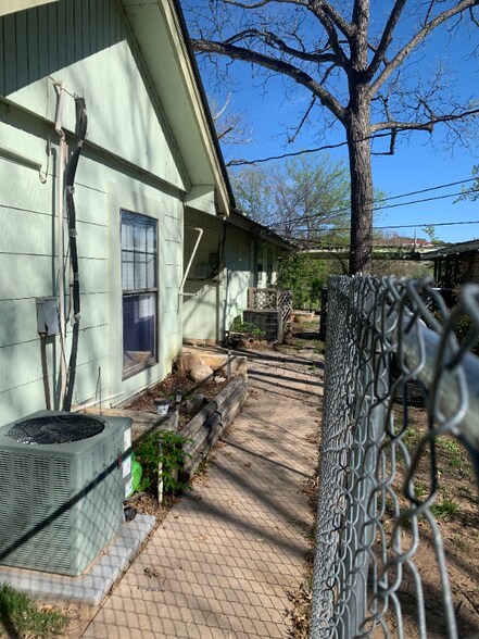 Building Photo - 600 Lakeshore Dr