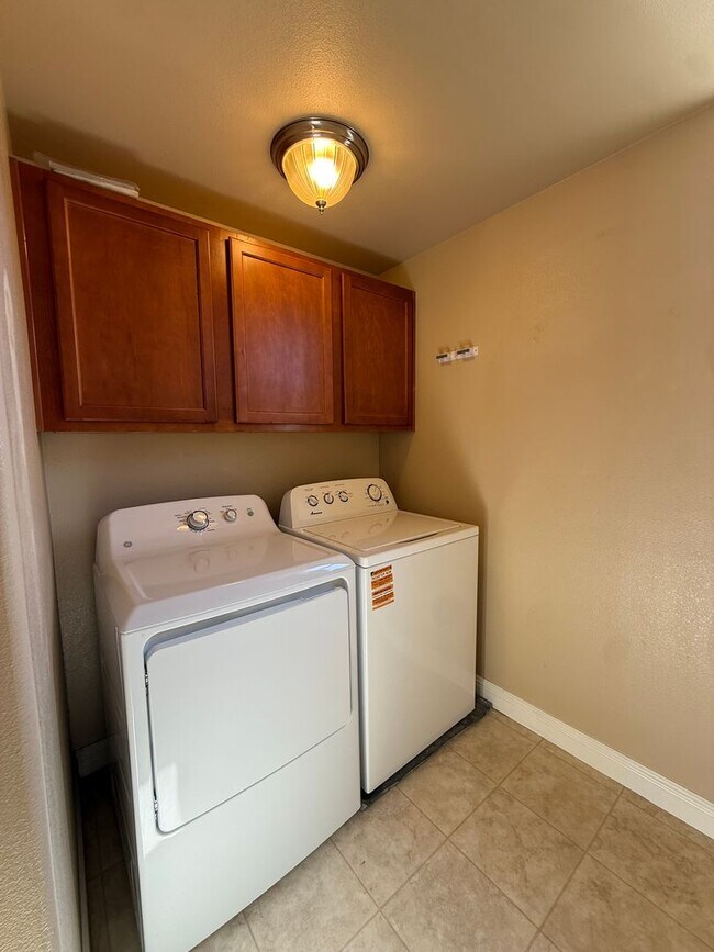 Building Photo - 2 Bed | 2 Bath | 1300 SF | Private 2 Garage | Private One Car Garage | Owner pays WS&G