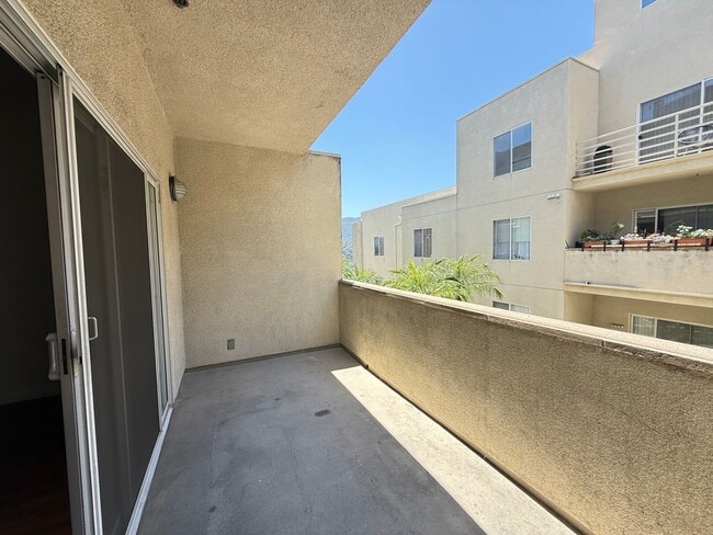 Building Photo - One Bedroom Condo in Montrose/Glendale