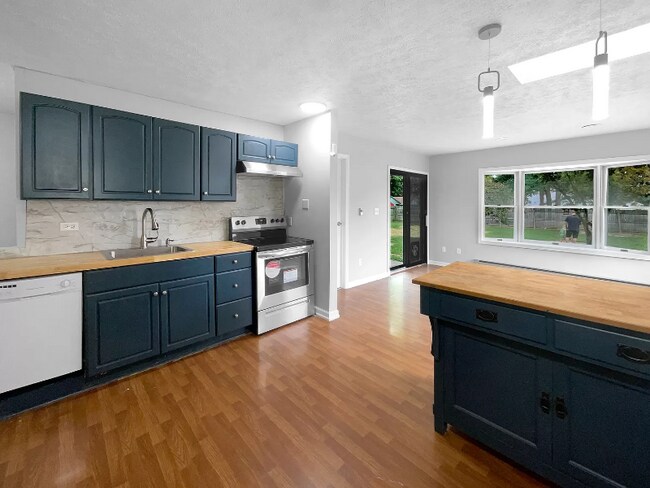 Building Photo - 210 Littlebrook Dr