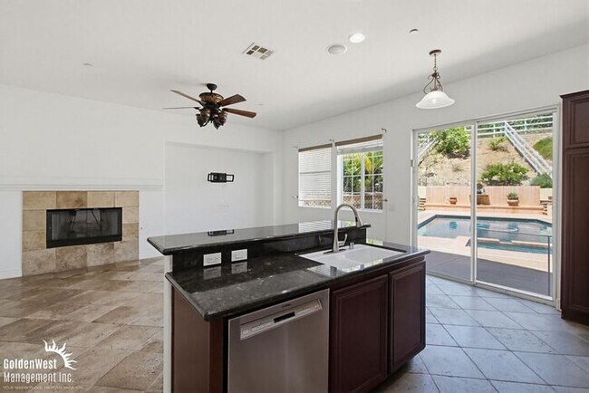 Building Photo - Elegant 5Bdm 3Ba Hilltop Home In Fallbrook!