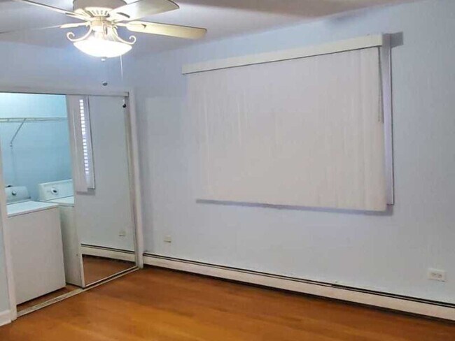 Building Photo - 1643 W Sherwin Ave