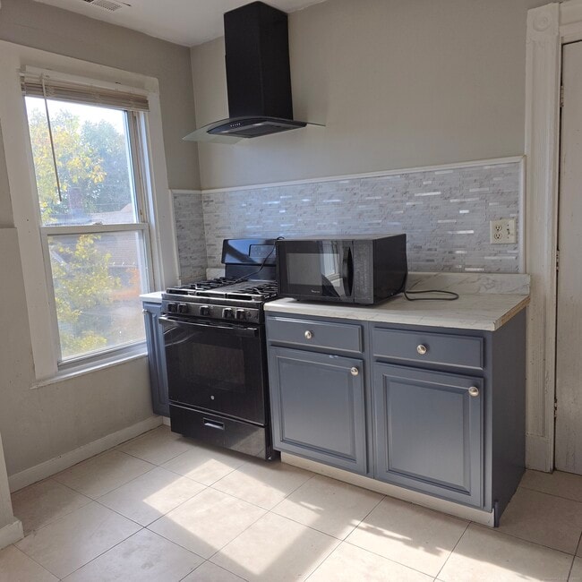 Building Photo - 168 Lloyd St