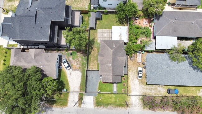 Building Photo - 318 Ennis St