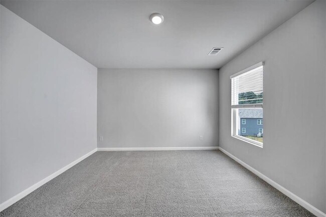 Building Photo - 167 Fernbrook Trl