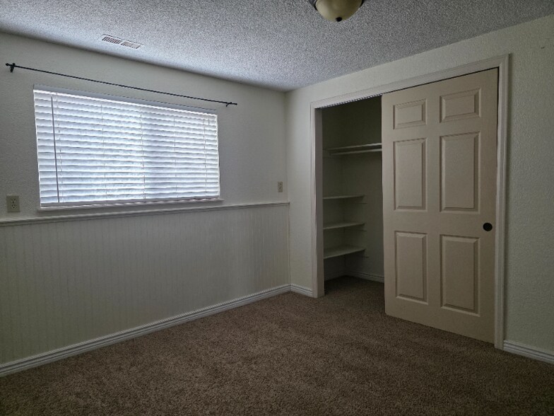 Building Photo - 2844 Lexington Ln