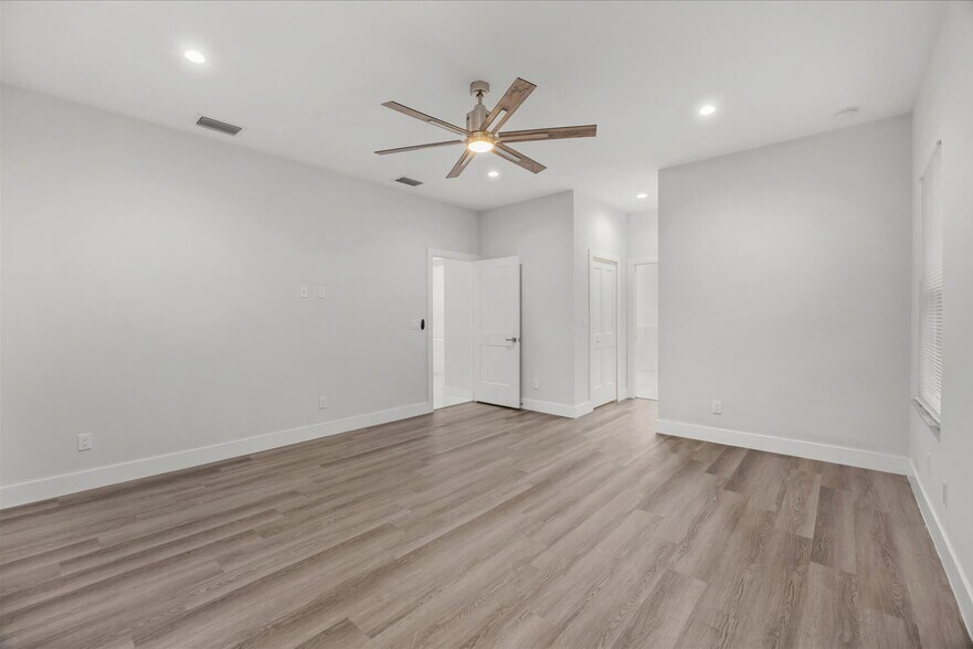 Building Photo - 419 SW Namoit Pl