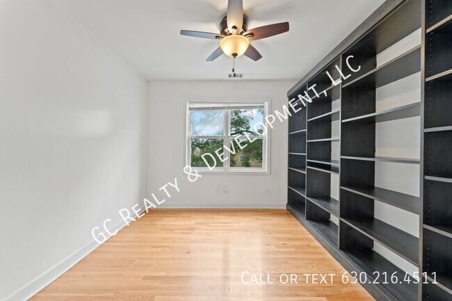 Building Photo - 6429 N Damen Ave