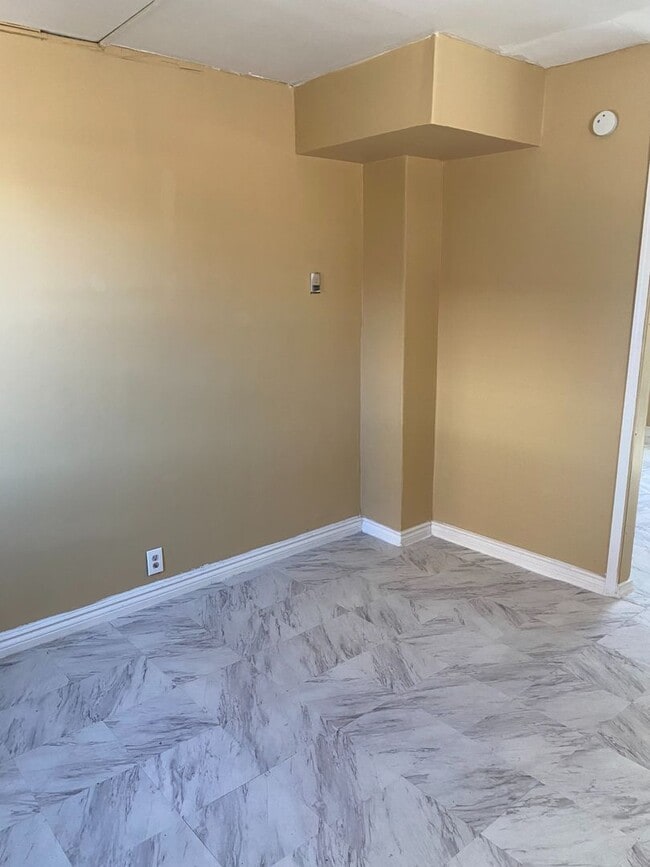 Building Photo - Single Family Home, Valley View School District, Gas heat, Private off Street Parking