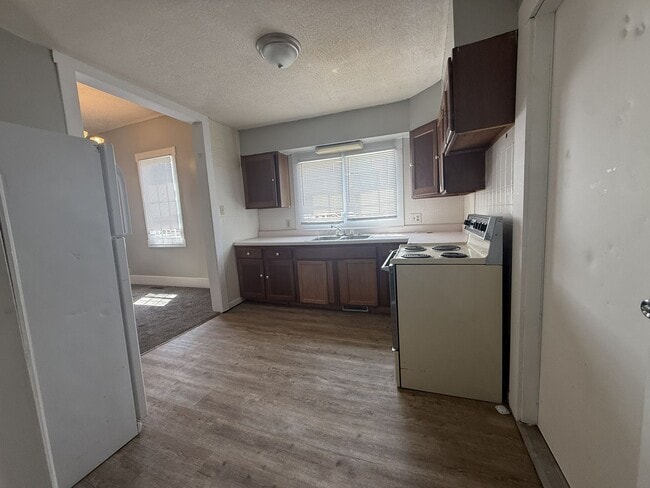 Building Photo - 2 Bed House w/ Ramp Access and Fenced in Back Yard + Walk In Shower