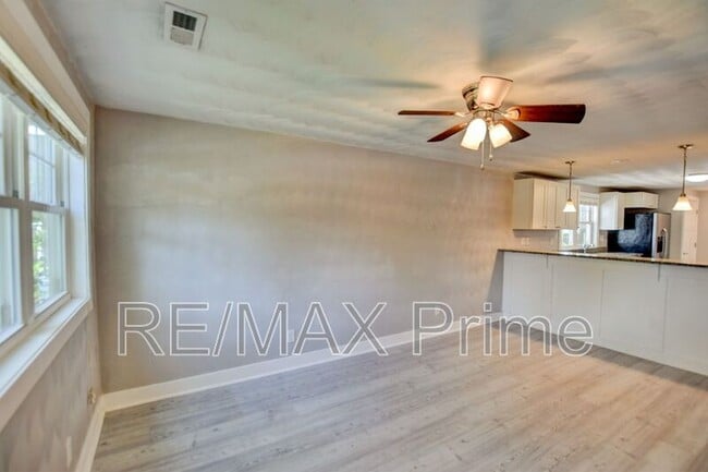 Building Photo - 7304 Major Ave