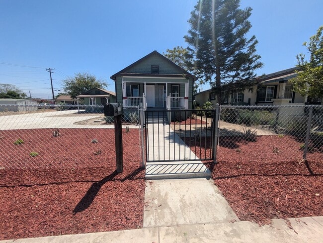 Building Photo - Bright & Clean 2 Bed | 1 Bath Home With a separate Den– 906 Sq. Ft. with Private Parking! Now Ava...