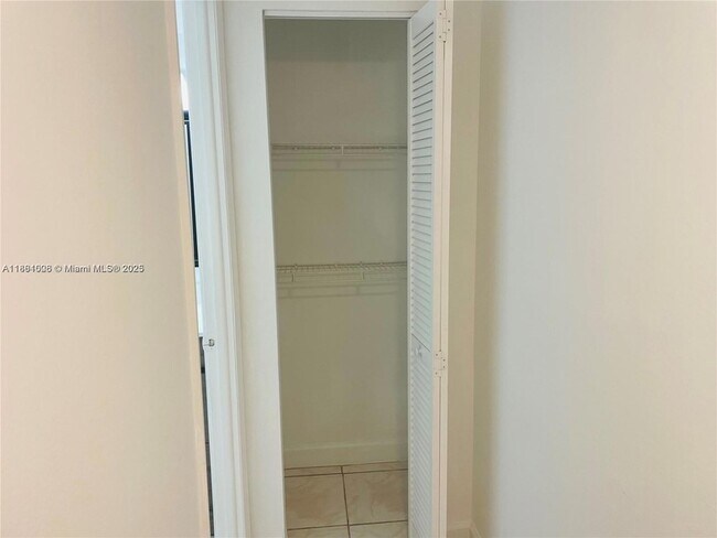 Building Photo - 9440 Fontainebleau Blvd