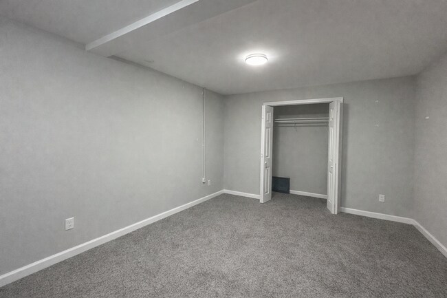 Building Photo - Adorable and Spacious Ranch Close to Town!