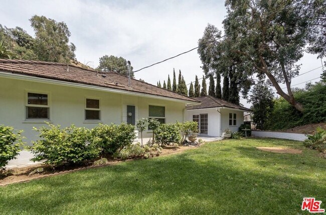 Building Photo - 2201 Coldwater Canyon Dr