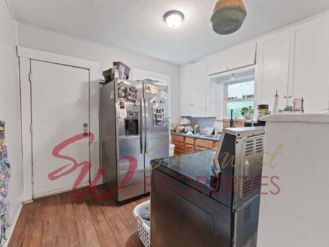 Building Photo - Cozy 2 bedroom on corner lot with privacy fenced backyard