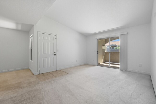Building Photo - Beautifully maintained 1-story condo in Re...