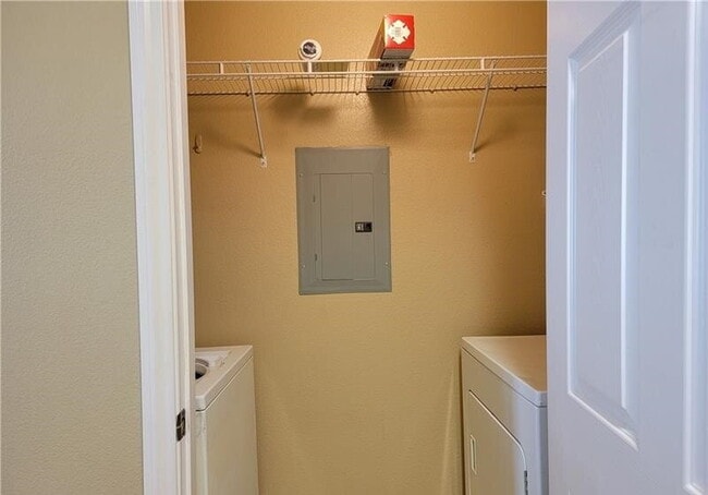 Building Photo - Gated Community Condo