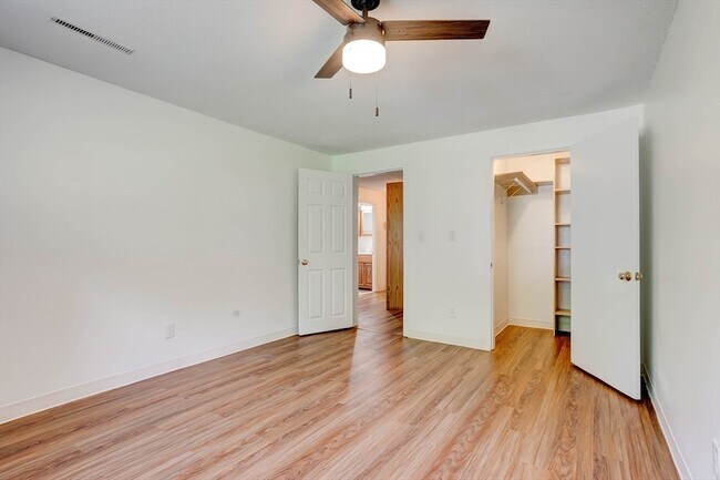 Building Photo - 7 Greenbriar Dr