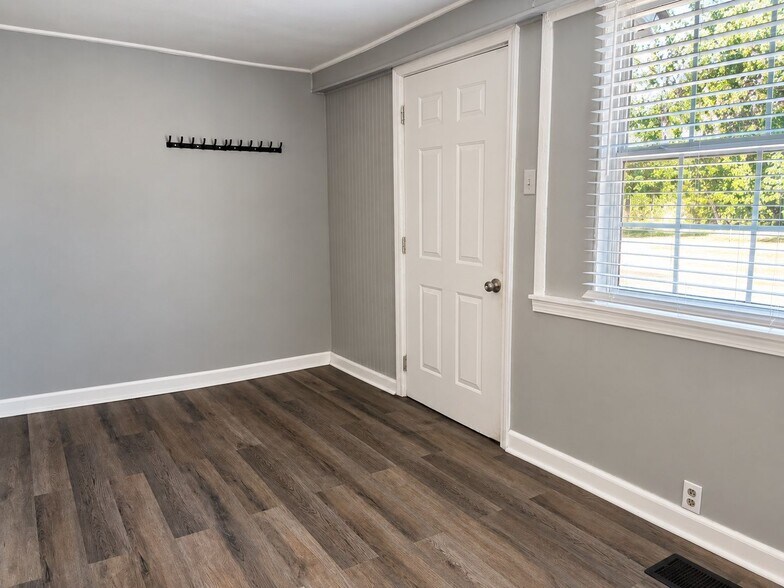 Building Photo - 2700 N Orchard Knob Ave