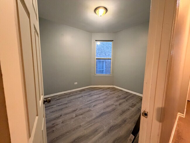 Building Photo - 3917 W Van Buren St