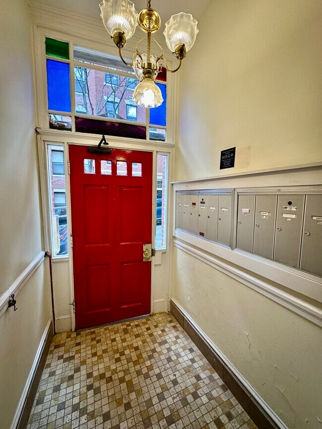 Building Photo - 68 Phillips St