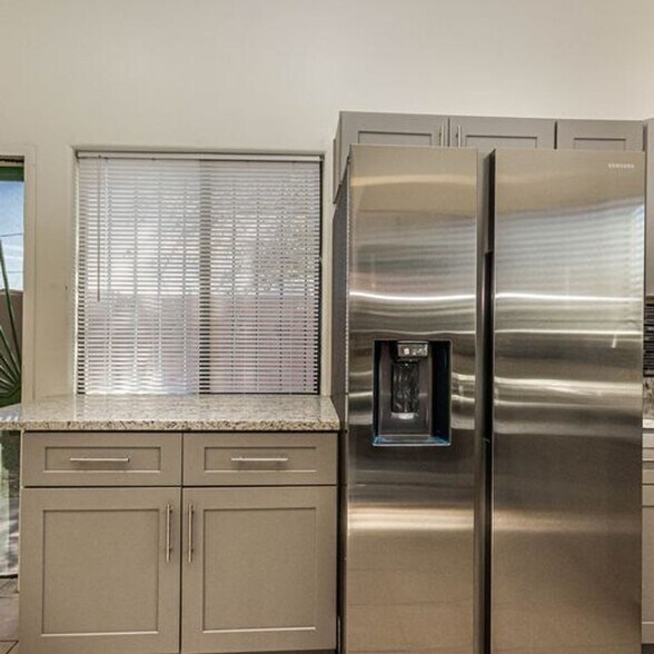 Building Photo - 610 E Waverly St