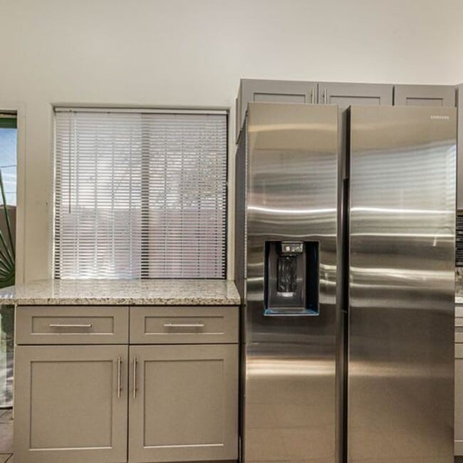 Building Photo - 610 E Waverly St