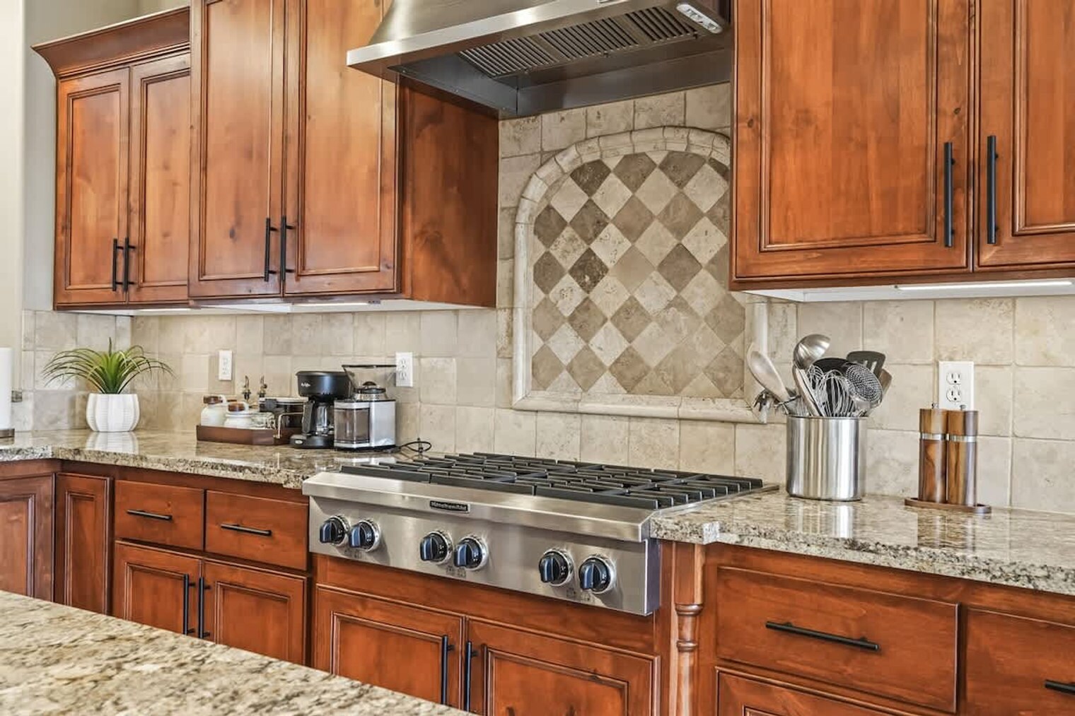 Building Photo - 611 E San Pedro St