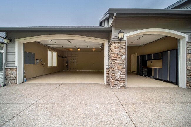 Building Photo - 4640 SE Honors Dr