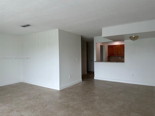 Building Photo - 9359 Fontainebleau Blvd