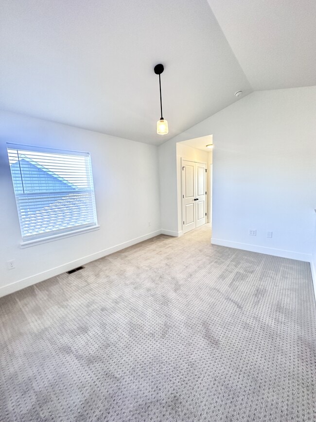 Building Photo - 4004 Blue Pine Ln