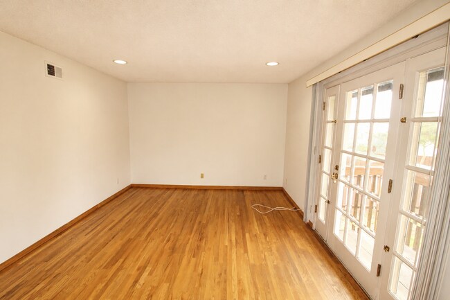Building Photo - Spacious Corner Lot Home in Desirable Ventura Neighborhood!
