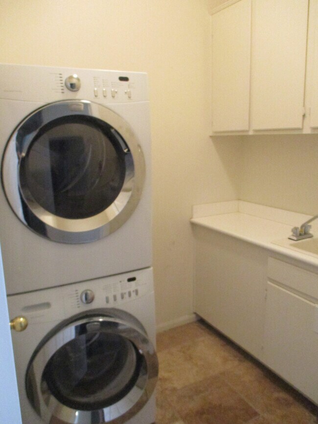 Building Photo - Stunning 3 Bedroom/ 2 Bath North Escondido Home!