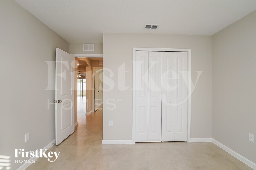 Building Photo - 429 Earhart Dr