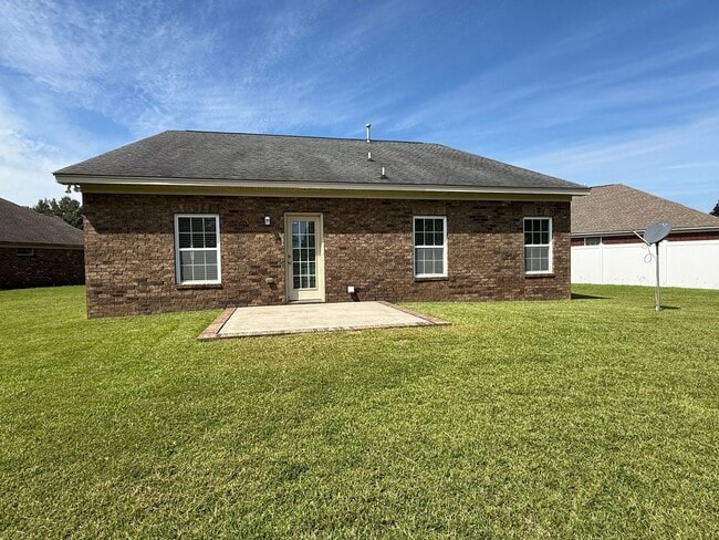 Building Photo - Beautiful Brick Home in Patriot Village!