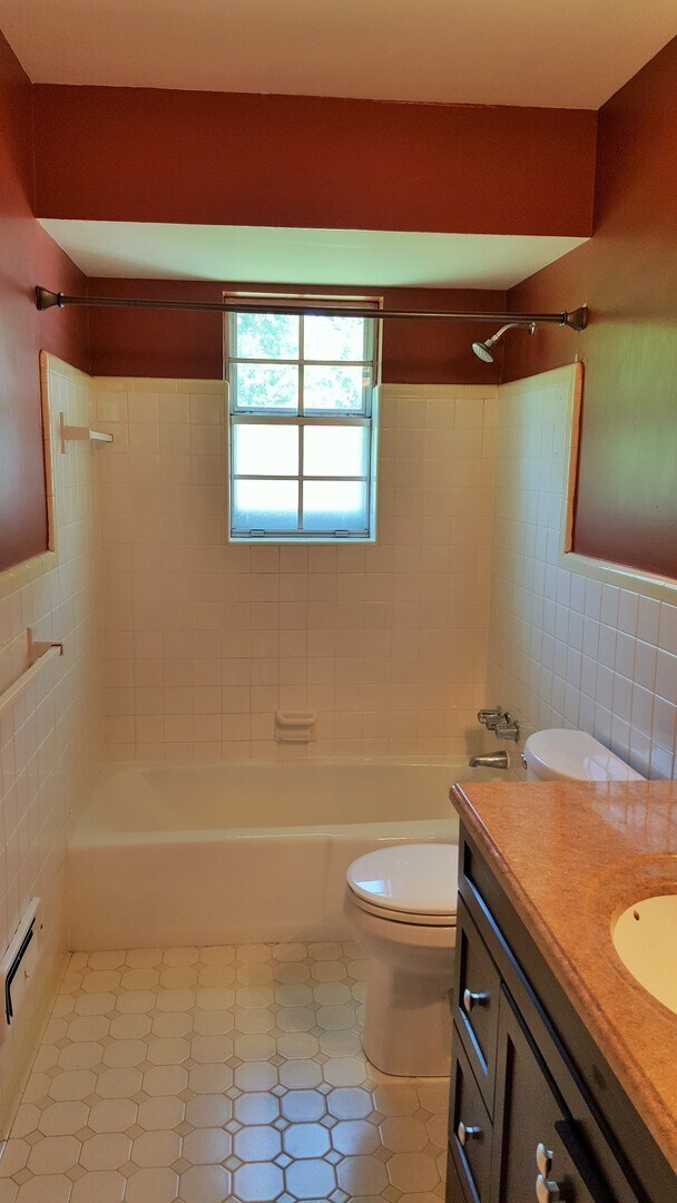 Building Photo - Great, 3 Bedrooms, 1.5 Baths, Brick Ranch ...