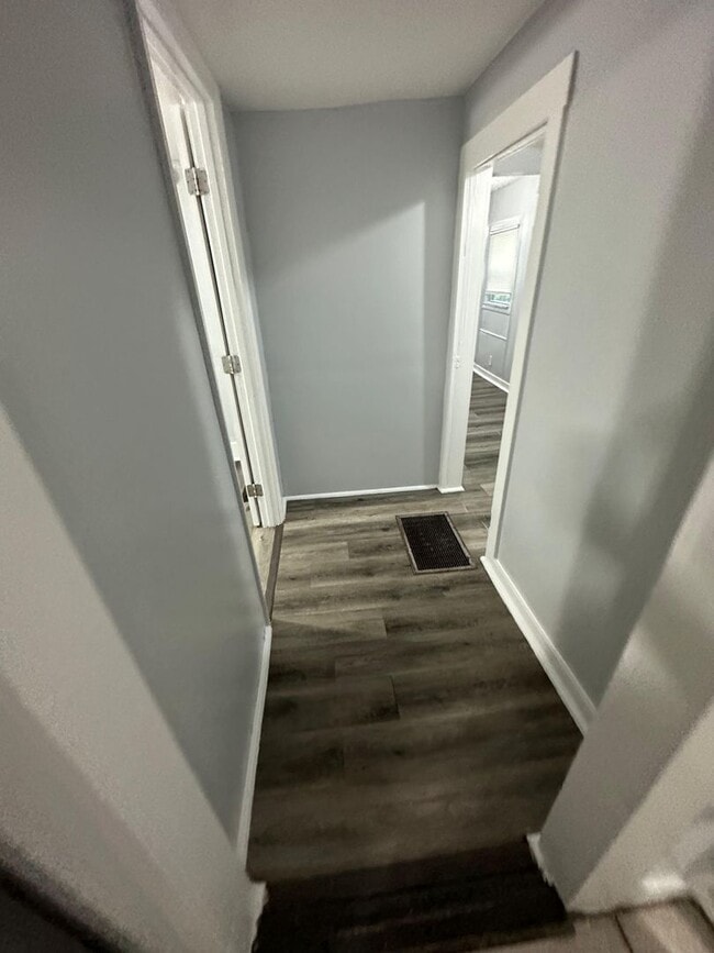 Building Photo - Fully Renovated 2/1 Single Family Home Rea...