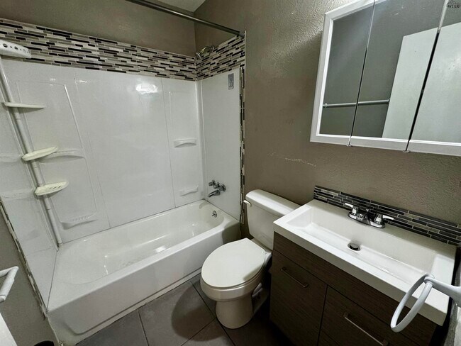 Building Photo - 1504 Red Fox Rd