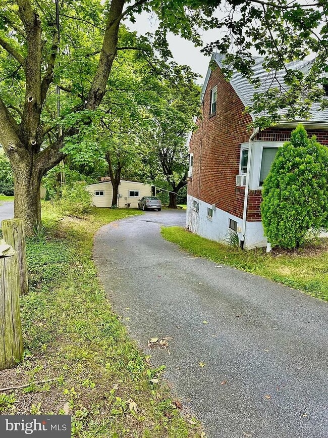 Building Photo - 602 E Maple St