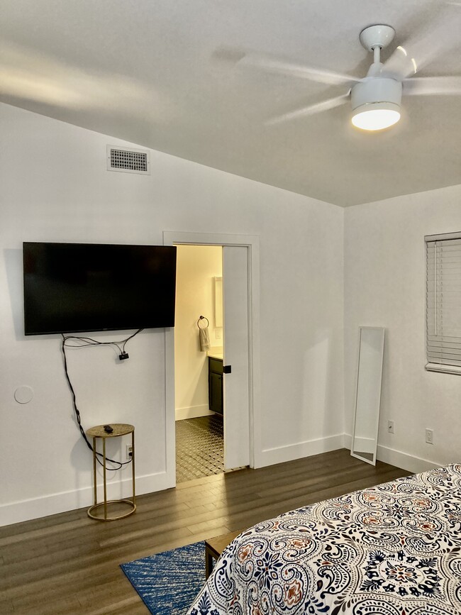 Primary Bedroom with large en-suite - 31903 Vineyard Ave