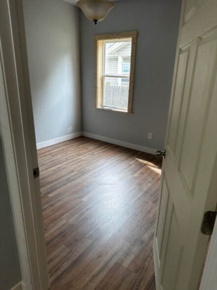 Building Photo - 811 W 8th St